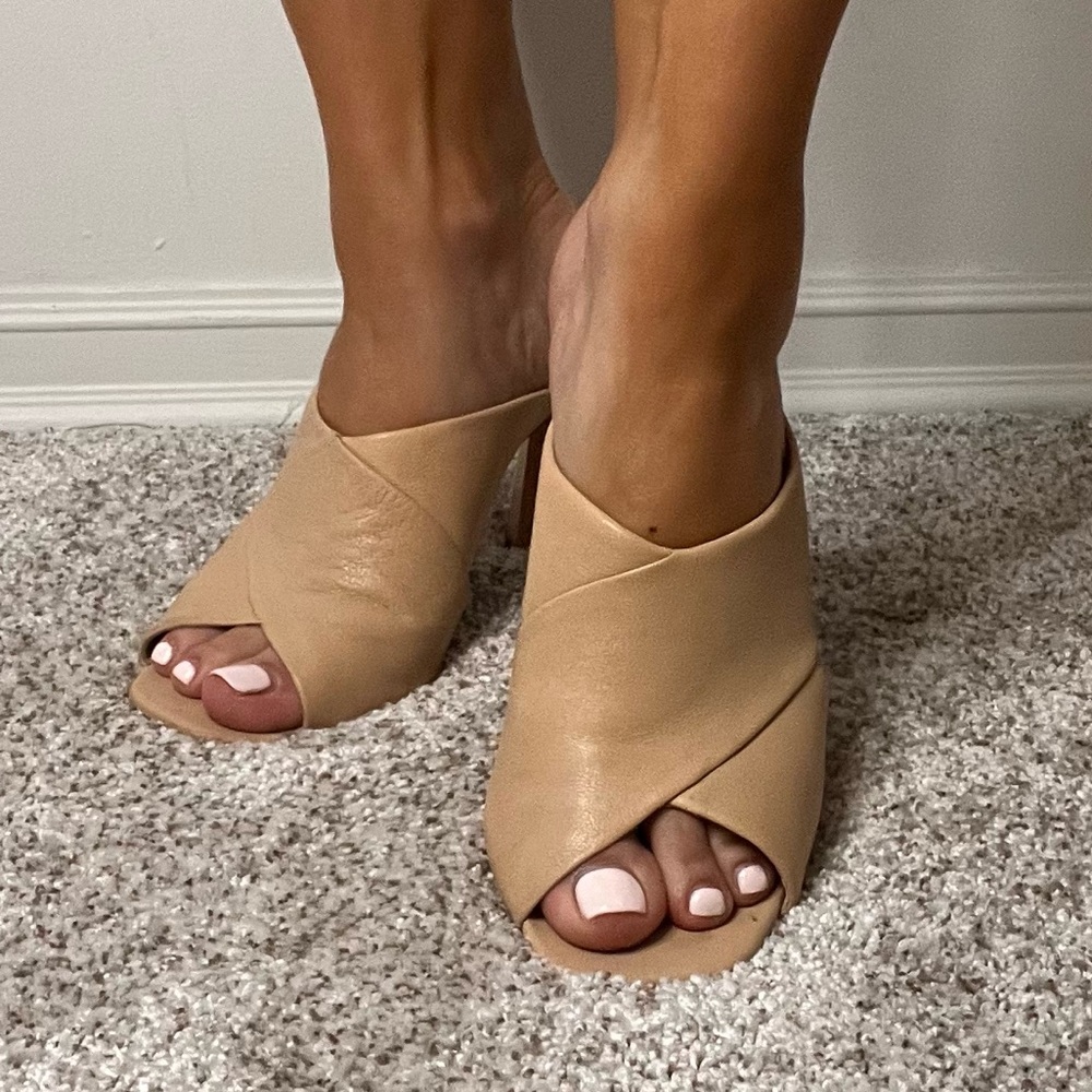 🚨Vince Camuto Tan Mules Sleek Block Heel🚨